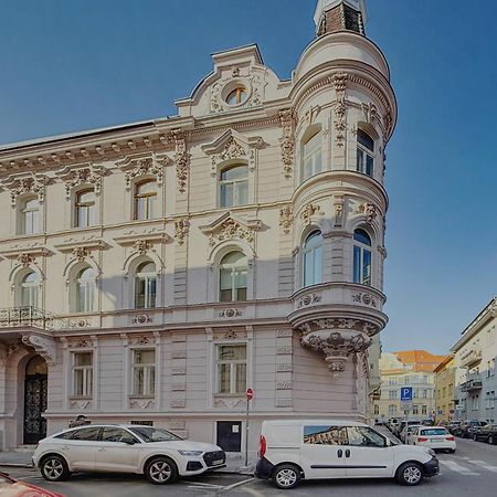 Beautiful Condo At The Old Town Bratislava Exterior photo