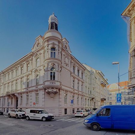 Beautiful Condo At The Old Town Bratislava Exterior photo